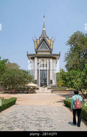 Kambodscha, Phnom Phen - März 2016: Ein Überlebender der Khmer Rouge Kampagne besucht die Killing Fields Memorial. Stockfoto