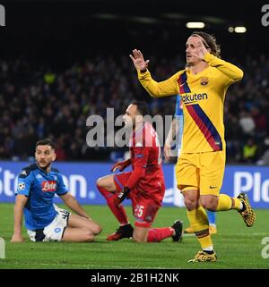 Neapel, Italien. Februar 2020. Antoine Griezmann (R) des FC Barcelona feiert während der UEFA Champions League-Runde 16 Hinspiele zwischen Neapel und Barcelona in Neapel, Italien, 25. Februar 2020. Kredit: Alberto Lingria/Xinhua/Alamy Live News Stockfoto