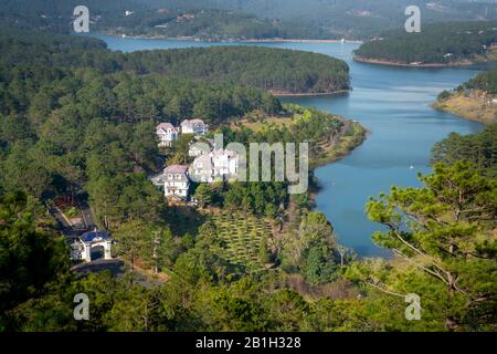 SAM Tuyen Lam Resort, Dalat Town, Vietnam - 4. Januar 2020: Erstaunliche Szene am Tuyen Lam See, Dalat, Vietnam, SAM Tuyen Lam Resort, schöner See, VI Stockfoto