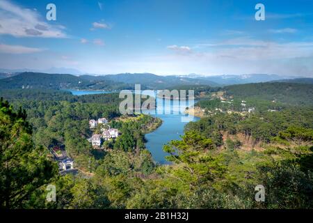 SAM Tuyen Lam Resort, Dalat Town, Vietnam - 4. Januar 2020: Erstaunliche Szene am Tuyen Lam See, Dalat, Vietnam, SAM Tuyen Lam Resort, schöner See, VI Stockfoto