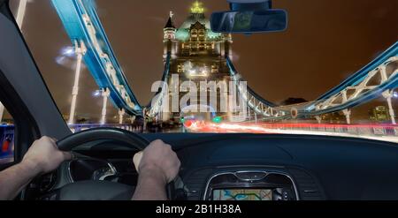 Fahren Sie nachts mit dem Auto in Richtung Tower Bridge, dem Wahrzeichen von London, Großbritannien Stockfoto
