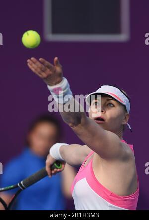 Doha, Katar. Februar 2020. Vera Zvonareva aus Russland dient beim zweiten Vorrundenspiel im Dameneinzel gegen Zheng Saisai aus China bei den WTA Katar Open 2020 in Doha, Katar, 25. Februar 2020. Kredit: Nikku/Xinhua/Alamy Live News Stockfoto