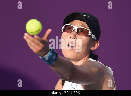 Doha, Katar. Februar 2020. Zheng Saisai aus China dient beim zweiten Vorrundenspiel im Dameneinzel gegen Vera Zvonareva aus Russland bei den WTA Katar Open 2020 in Doha, Katar, 25. Februar 2020. Kredit: Nikku/Xinhua/Alamy Live News Stockfoto