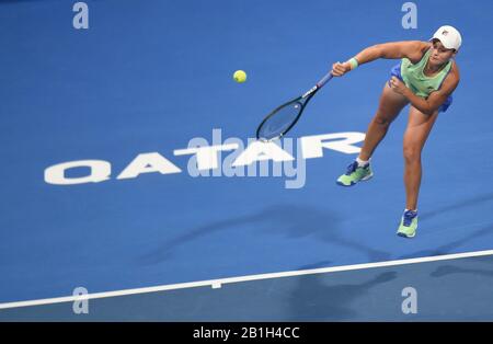 Doha, Katar. Februar 2020. Ashleigh Barty aus Australien dient beim zweiten Vorrundenspiel im Dameneinzel gegen Laura Siegemund aus Deutschland bei den WTA Katar Open 2020 in Doha, Katar, 25. Februar 2020. Kredit: Nikku/Xinhua/Alamy Live News Stockfoto