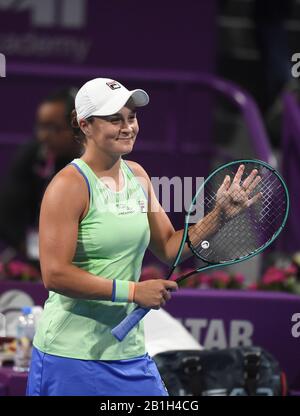 Doha, Katar. Februar 2020. Ashleigh Barty aus Australien feiert, nachdem sie das zweite Spiel im Dameneinzel gegen Laura Siegemund aus Deutschland bei den WTA Katar Open 2020 in Doha, Katar, 25. Februar 2020 gewonnen hat. Kredit: Nikku/Xinhua/Alamy Live News Stockfoto