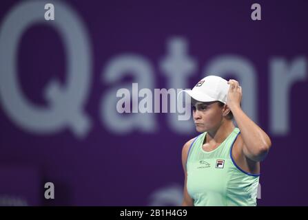 Doha, Katar. Februar 2020. Ashleigh Barty aus Australien reagiert beim zweiten Vorrundenspiel im Dameneinzel gegen Laura Siegemund aus Deutschland bei den WTA Katar Open 2020 in Doha, Katar, 25. Februar 2020. Kredit: Nikku/Xinhua/Alamy Live News Stockfoto