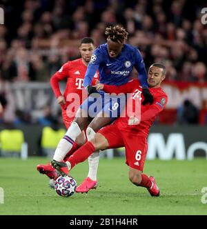 London, Großbritannien. Februar 2020. Chelseas Tammy Abraham (C) wird von Bayerns Thiago Alcantara während der UEFA Champions League-Runde von 16 Hinspiel zwischen Chelsea und Bayern München im Stamford Bridge Stadium in London, Großbritannien am 25. Februar 2020, in Angriff genommen. Credit: Matthew Impey/Xinhua/Alamy Live News Stockfoto