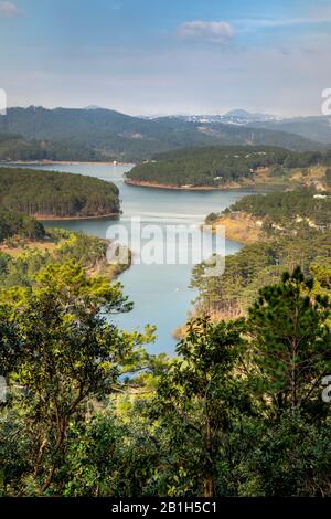 Eine Ecke des Tuyen Lam Lake blickt vom Gipfel des Pinhatt-Berges in der Stadt da Lat, Vietnam Stockfoto