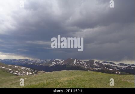 Sommer im Rocky Mountain National Park: Sturm Über Mt Stratus, Mt Nimbus, Mt Cumulus, Howard Mountain & Specimen Mountain der Niemals Sommerlichen Mtns Stockfoto