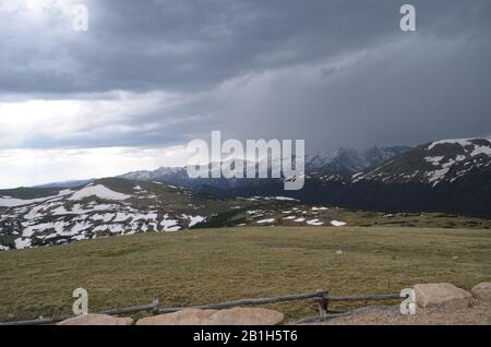 Sommer im Rocky Mountain National Park: Dunkle Wolken Über Mt Stratus, Mt Nimbus, Mt Cumulus, Howard Mtn, Mt Cirrus und Lead Mtn der Nie Sommerlichen Mtns Stockfoto