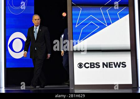 Charleston, Vereinigte Staaten. Februar 2020. Der demokratische Kandidat, Bürgermeister Mike Bloomberg, läuft zu Beginn der demokratischen Debatte der CBS News am Dienstag, 25. Februar 2020, im Gaillard Center in Charleston, South Carolina, auf der Bühne. Foto von Richard Ellis/UPI Credit: UPI/Alamy Live News Stockfoto