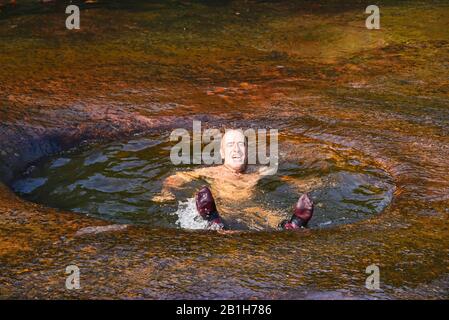 Genießen Sie die tiefen natürlichen Schwimmlöcher von Las Gachas, Guadalupe, Santander, Kolumbien Stockfoto