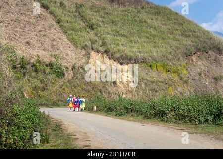 TA Xua, Provinz Son La, Vietnam - 22. Januar 2020: H'mong Kinder in traditionellen Kostümen auf dem Mond Neujahr Stockfoto