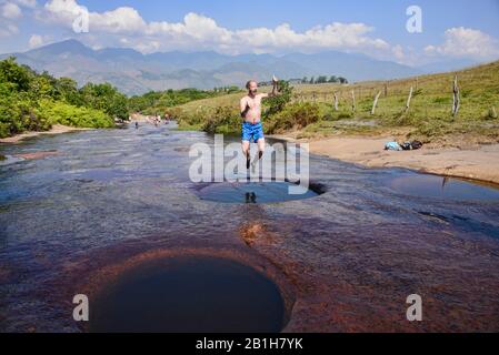 Genießen Sie die tiefen natürlichen Schwimmlöcher von Las Gachas, Guadalupe, Santander, Kolumbien Stockfoto