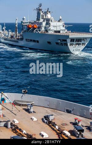 200204-N-GR168-1086 ARABISCHES MEER (FEB. 4, 2020) Das amphibische Transport-Dock-Schiff USS New York (LPD 21) zieht während eines Nachschubs auf See neben dem Royal Fleet Auxiliary fast Fleet Tanker RFA Wave Knight (A389). New York wird mit der "Bataan Amphibious Ready Group" und der "Smarined 26th Marine Expeditionary Unit" im Einsatzgebiet der 5. Us-Flotte zur Unterstützung von Marineoperationen eingesetzt, um die Stabilität und Sicherheit im Seeverkehr in der Zentralregion zu gewährleisten. Die Verbindung zwischen dem Mittelmeer und dem Pazifik durch den westlichen Indischen Ozean und drei strategische Chokepunkte. (USA Marineblau Foto von Ma Stockfoto