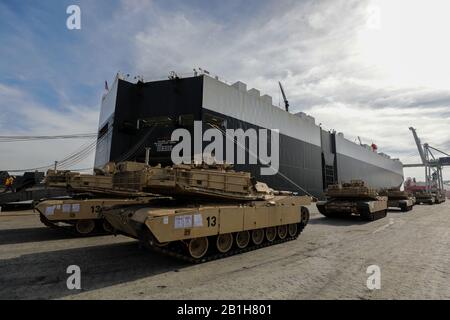 Soldaten, die dem 2nd Brigade Combat Team zugeteilt wurden, warten darauf, M1A1 Abrams Panzer an Bord eines militärischen Transportschiffs zur Unterstützung VON DEFENDER-Europe 20 im Hafen von Savannah, GA. 12. Februar 2020 zu bewegen. Defender-Europe 20 ist der Einsatz einer kampfglaubwürdigen Streitmacht in der Größe der Division von den Vereinigten Staaten nach Europa, die Zeichnung von Ausrüstung und die Bewegung von Personal und Ausrüstung über das Theater in verschiedene Trainingsbereiche. In den USA werden Geräte aus den Häfen in vier Staaten auslaufen und in sechs europäischen Ländern ankommen. Dies erfordert die Unterstützung von Zehntausenden von Dienstmitgliedern und Zivildienstleistenden Stockfoto