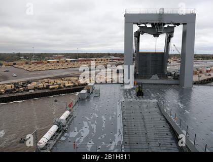 200220-N-OH262-0498 BEAUMONT, TX (20. Februar 2020) Das große, mittelschnelle Roll-On/Roll-Off-Schiff des Military Sealift Command USNS Benavidez (T-AKR 306) zieht in den Hafen von Beaumont, Texas, um Panzer der US-Armee, selbstfahrende Artillerie, gepanzerte Personenträger und Unterstützungsfahrzeuge, 20. Februar, zu beladen. Die Belastung durch USNS Benavidez wurde zur Unterstützung VON DEFENDER-Europe 2020 durchgeführt. (USA Navy-Foto von Bill Mesta/veröffentlicht) Stockfoto