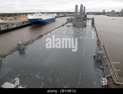 200220-N-OH262-0439 BEAUMONT, TX (20. Februar 2020) Military Sealift Command's Large, Medium Speed Roll On/Roll Off Ship USNS Benavidez (T-AKR 306), segelt am MSC Chartered Vehicle Carrier MV, Der Sich löst, als das Schiff in den Hafen von Beaumont, Texas zieht, um US-Armee-Panzer, selbstfahrende Artillerie, zu laden. Gepanzerte Personenträger und taktische Unterstützungsfahrzeuge, 20. Februar. Die Belastung durch USNS Benavidez und MV Resolve wurde zur Unterstützung VON DEFENDER-Europe 2020 durchgeführt. (USA Navy-Foto von Bill Mesta/veröffentlicht) Stockfoto