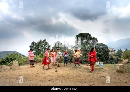 TA Xua, Son La Provinz, Vietnam - 3. Februar 2020: H'mong Kinder spielen Springseil in Son La, Vietnam. Zur Zeit des Lunar-Neujahrs bei den en Stockfoto