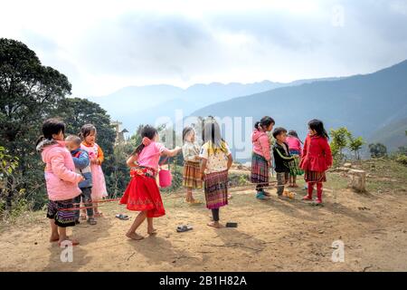 TA Xua, Son La Provinz, Vietnam - 3. Februar 2020: H'mong Kinder spielen Springseil in Son La, Vietnam. Zur Zeit des Lunar-Neujahrs bei den en Stockfoto