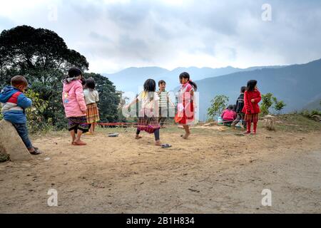 TA Xua, Son La Provinz, Vietnam - 3. Februar 2020: H'mong Kinder spielen Springseil in Son La, Vietnam. Zur Zeit des Lunar-Neujahrs bei den en Stockfoto