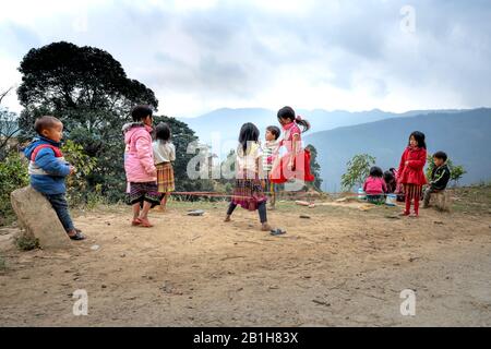 TA Xua, Son La Provinz, Vietnam - 3. Februar 2020: H'mong Kinder spielen Springseil in Son La, Vietnam. Zur Zeit des Lunar-Neujahrs bei den en Stockfoto