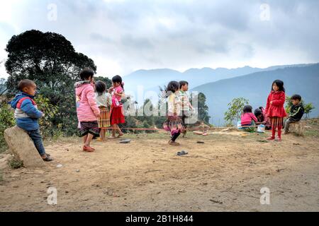 TA Xua, Son La Provinz, Vietnam - 3. Februar 2020: H'mong Kinder spielen Springseil in Son La, Vietnam. Zur Zeit des Lunar-Neujahrs bei den en Stockfoto