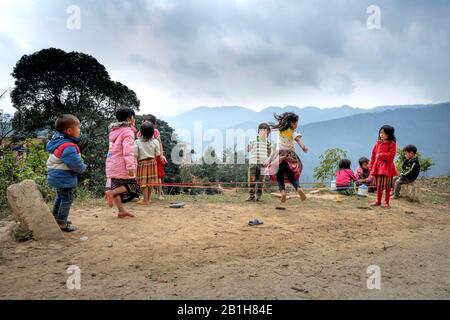 TA Xua, Son La Provinz, Vietnam - 3. Februar 2020: H'mong Kinder spielen Springseil in Son La, Vietnam. Zur Zeit des Lunar-Neujahrs bei den en Stockfoto