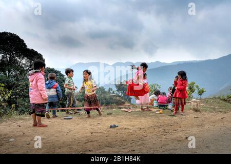 TA Xua, Son La Provinz, Vietnam - 3. Februar 2020: H'mong Kinder spielen Springseil in Son La, Vietnam. Zur Zeit des Lunar-Neujahrs bei den en Stockfoto