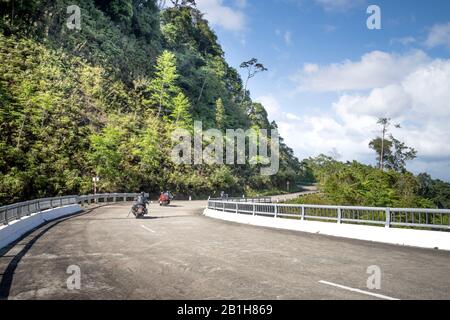 Ho-Chi-Minh-Straße, Provinz Thua Thien Hue, Vietnam - 8. Februar 2020: Touristen auf Motorrädern. Dieser Abschnitt der Ho-Chi-Minh-Straße führt durch die PRI Stockfoto