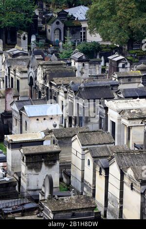 Gräber auf dem Montmartre Friedhof mit Besucher.Paris.Frankreich Stockfoto