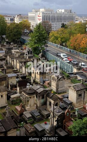 Ein erhöhter Blick auf den Montmartre Friedhof mit der Straße Montmartre im Hintergrund.Paris.Frankreich Stockfoto