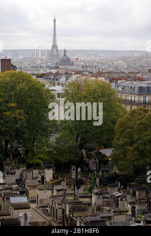 Blick auf die Stadt Paris und den Eiffelturm vom Montmartre mit dem Friedhof Montmartre im Vordergrund.Paris.Frankreich Stockfoto