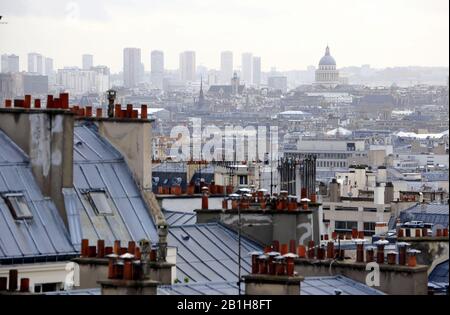 Die Dachterrasse mit Blick auf die Stadt Paris und die Kuppel des Pantheons vom Montmartre.Paris.France Stockfoto