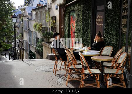 Ein junges Paar im Freien sitzen in einem Café-Restaurant In Montmartre.Paris.Frankreich Stockfoto