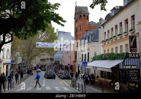 Rue des Abbesses Straße mit Jugendstil Saint-Jean de Montmartre kirche in Montmartre.Paris.Frankreich Stockfoto