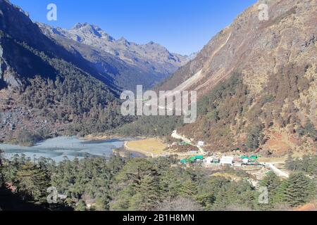 Malerische Landschaft und Vögel Blick auf den See Madhuri oder den See Sangetsar tso (Sangestar tso-See), berühmtes Ziel in tawang, arunachal pradesh, indien Stockfoto