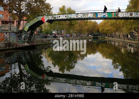 Eisenbrücken und Schleusen auf dem Canal Saint-Martin.Paris.France Stockfoto