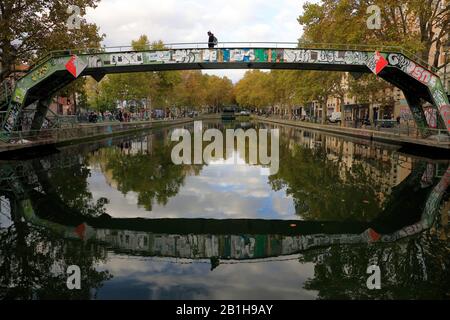 Eisenbrücken und Schleusen auf dem Canal Saint-Martin.Paris.France Stockfoto