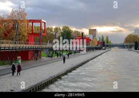 Parc de la Villette Villette Park mit Canal de i'Ourcq und den Skulpturen der Roten Folly im Hintergrund.Paris.Frankreich Stockfoto