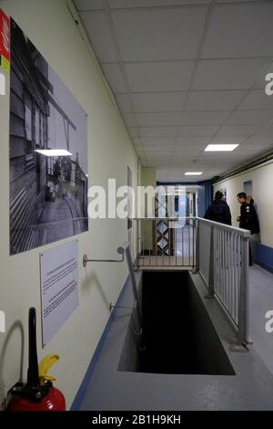Innenansicht des militärischen Radioteleszens unter dem Eiffelturm.Paris.Frankreich Stockfoto