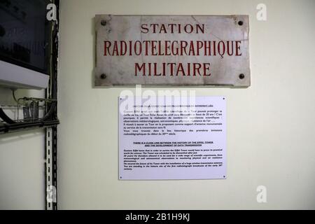 Das Zeichen der Militärstation Radiotelegraph (Station Radiotelegraphique Militaire) An der Wand im Inneren der Station verwendet während 1908-1909 unter Eiffelturm.Paris.Frankreich Stockfoto