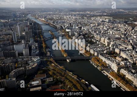 Luftansicht der seine mit Ile aux Cygnes Insel der Swans in der Mitte und Maison de la Radio im 16. Bezirk im Hintergrund.Paris.Frankreich Stockfoto