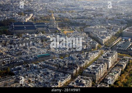 Luftbild der Stadt Paris an Der Rechten Bank mit Les Invalides im Hintergrund, Paris.France Stockfoto