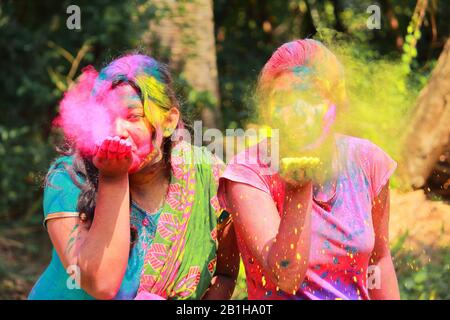 Zwei junge freudige Mädchen feiern Holi-Festival mit farbenfrohem abir in kalkata, westbengalen, indien Stockfoto