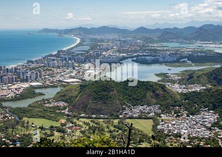 Barra da Tijuca Viertel in Rio de Janeiro mit Stadtsee und Hochhäusern und Golfplatz im Vordergrund Stockfoto