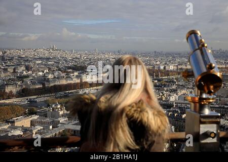 Eine Touristenansicht von Paris mit der Basilika Sacre-Coeur in Montmartre im Hintergrund vom Eiffelturm. Paris.France Stockfoto