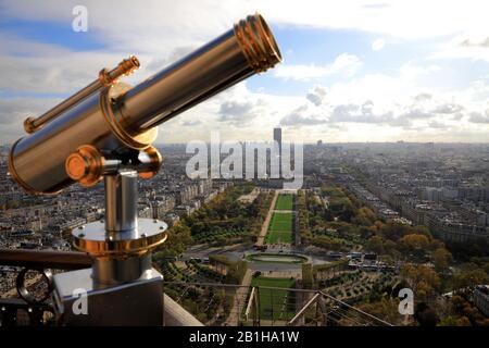 Luftbild Champ de Mars mit Ecole Militaire und Tour Montparnasse im Hintergrund und einem Teleskop im Vordergrund.Paris.France Stockfoto