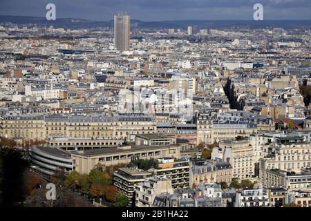 Stadtbild von Paris mit dem Wolkenkratzer des Hyatt Regency Paris Etoile im Porte Maillot Gebiet im Hintergrund.Paris.France Stockfoto