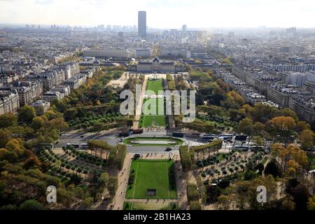 Luftbild Champ de Mars mit Ecole Militaire und Tour Montparnasse im Hintergrund.Paris.France Stockfoto